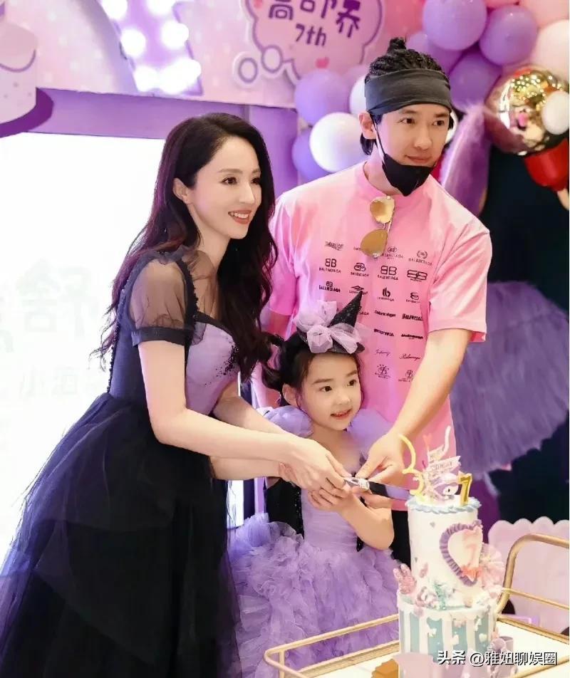 高云翔最新圖片，學(xué)習(xí)、變化與自信的舞臺風(fēng)采展示