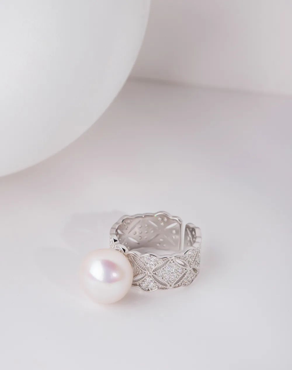 2024最新款戒指,探索小巷中的寶藏，2024最新款戒指