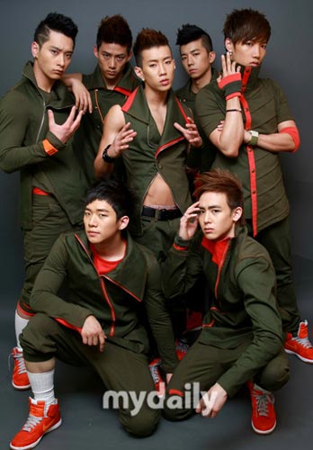 韓國2PM組合最新動(dòng)態(tài)，小巷音樂風(fēng)暴與隱藏小店探秘