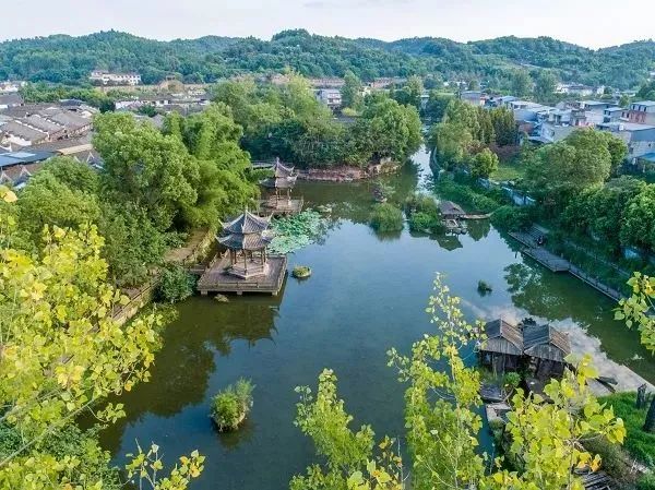 黃龍溪華僑城最新消息,黃龍溪華僑城最新消息，發(fā)展的雙刃劍效應分析