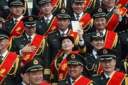 軍官轉(zhuǎn)業(yè)政策最新探索，小巷獨特風味與轉(zhuǎn)業(yè)安置新動向