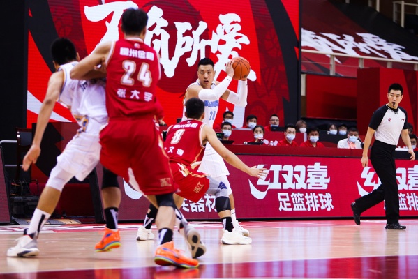 CBA籃球熱血戰(zhàn)場對決激烈，激情四溢！