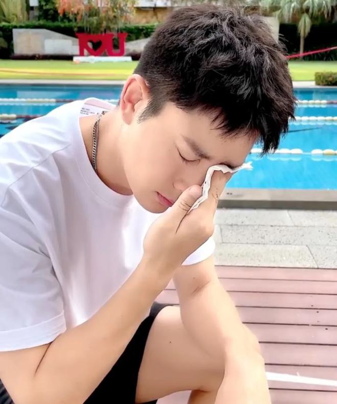 賈乃亮最新直播手機(jī)，直播間的溫馨日常與友情的紐帶展現(xiàn)標(biāo)題魅力！