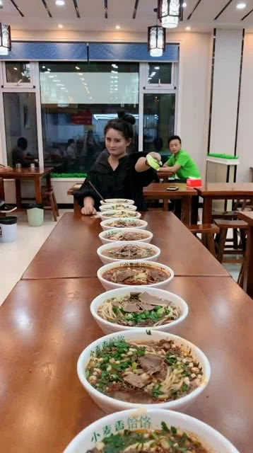 智能面食競(jìng)技盛宴，全新科技引領(lǐng)吃面條比賽風(fēng)潮！