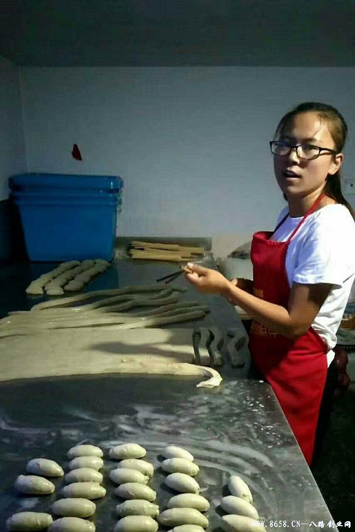 革新烘焙工藝，引領(lǐng)行業(yè)新潮流，最新烤面筋機(jī)亮相！