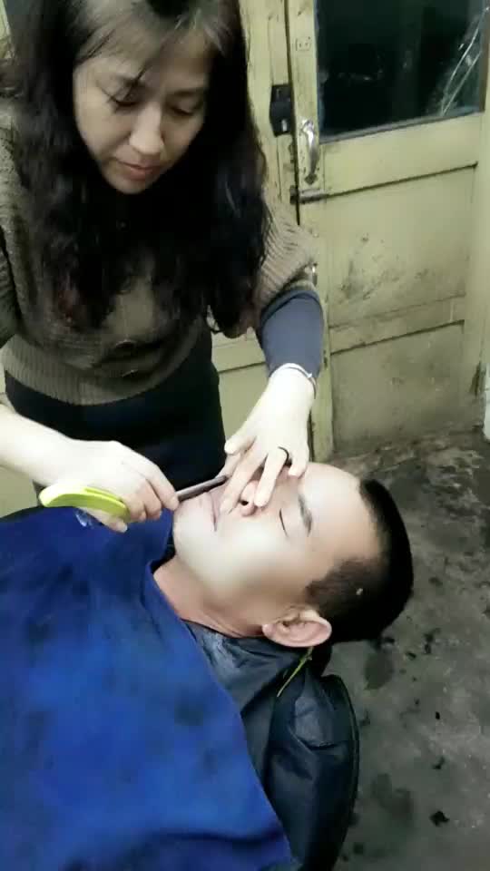 女人刮臉最新視頻，時尚美容新趨勢揭秘