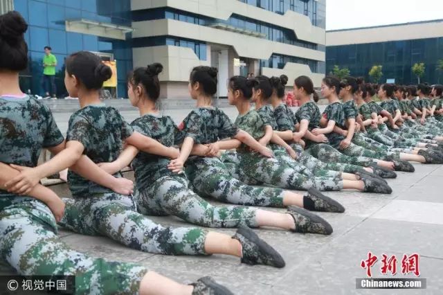 獨(dú)家揭秘，探索小巷深處的軍訓(xùn)新風(fēng)尚——2025軍訓(xùn)最新視頻亮相！