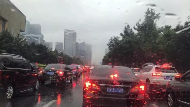 成都暴雨下的驚喜探索，小巷特色小店